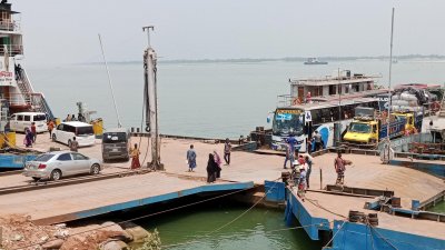 দৌলতদিয়া-পাটুরিয়া রুটে নেই যাত্রীদের ভিড়
