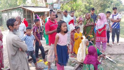 ঘটনাস্থলে স্থানীয়রা