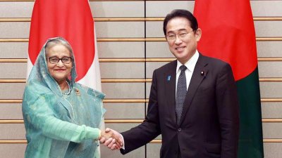 জাপানের প্রধানমন্ত্রী ফুমিও কিশিদার সঙ্গে তার কার্যালয়ে করমর্দনরত প্রধানমন্ত্রী শেখ হাসিনা, ছবি: ফোকাস বাংলা