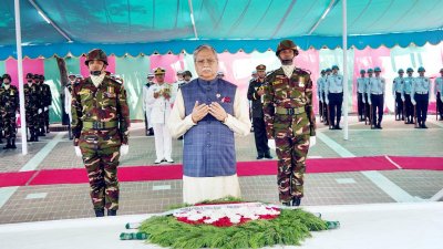 জাতির পিতা বঙ্গবন্ধু শেখ মুজিবুর রহমানের সমাধিতে ফুল দিয়ে শ্রদ্ধা নিবেদনের পর মোনাজাত করেন রাষ্ট্রপতি মোহাম্মদ সাহাবুদ্দিন (ছবি: ফোকাস বাংলা)