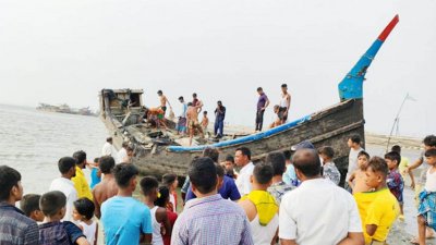 কক্সবাজার শহরের নাজিরারটেক সমুদ্র উপকূলে ট্রলার থেকে ১০ জনের লাশ উদ্ধার