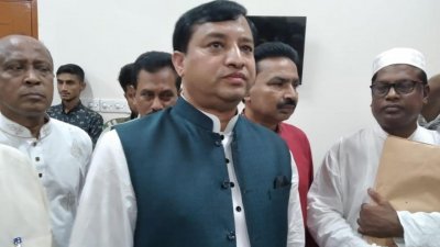 রিটার্নিং কর্মকর্তার কাছে মা জায়েদা খাতুনের মনোনয়নপত্র জমা দেন জাহাঙ্গীর আলম