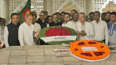 শেরে বাংলা একে ফজলুল হকের ৬১ তম মৃত্যুবার্ষিকী উপলক্ষে তাঁর কবরে আওয়ামী লীগের পক্ষ থেকে শ্রদ্ধা নিবেদন করেন ওবায়দুল কাদের