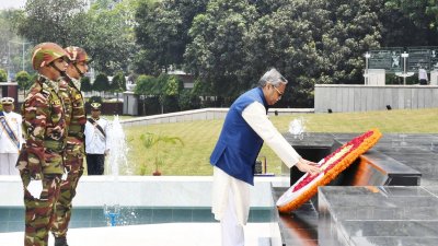 ঢাকা সেনানিবাসে শিখা অনির্বাণে পুষ্পস্তবক অর্পণ করেন রাষ্ট্রপতি  মোহাম্মদ সাহাবুদ্দিন (ছবি: ফোকাস বাংলা)