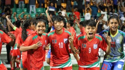 ১০ নম্বর জার্সিতে থুইনু।