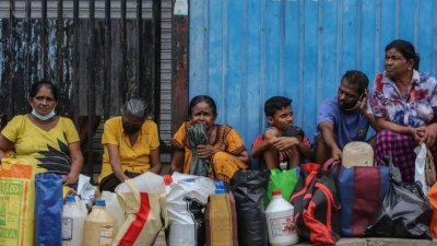 সংকটকালীন সময়ে কেরোসিন কিনতে রাস্তায় অপেক্ষামান লঙ্কান নাগরিকরা। ছবি: ইপিএ