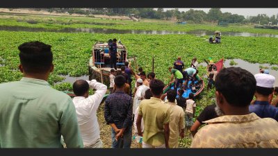 নৌকা উদ্ধারে কাজ করছে নৌপুলিশ ও ফায়ার সার্ভিস