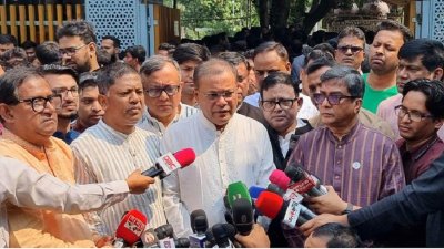সাংবাদিকদের সঙ্গে কথা বলছেন তথ্যমন্ত্রী ড. হাছান মাহমুদ