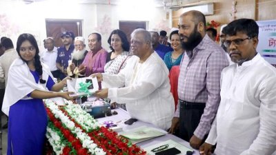 শিক্ষার্থীদের মাঝে ট্যাব বিতরণ করেন আমির হোসেন আমু