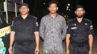 র‌্যাবের হেফাজতে গ্রেফতার ব্যক্তি