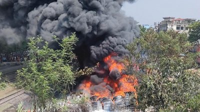 দেওয়ানহাট এলাকায় টায়ারের দোকানে আগুন