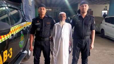 র‌্যাবের হেফাজতে মো. মোন্তাজ আলী ব্যাপারী ওরুফে মমতাজ