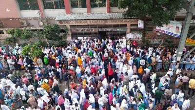 পরীক্ষা কেন্দ্রের সামনে এসএসসি পরীক্ষার্থীদের ভিড়। ছবি: নাসিরুল ইসলাম