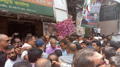 ফুল ও স্লোগান দিয়ে রিজভীকে বরণ করে নেন নেতাকর্মীরা