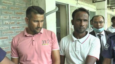 আদালত প্রাঙ্গণে আসামি মিলন ও মধু মল্লিক