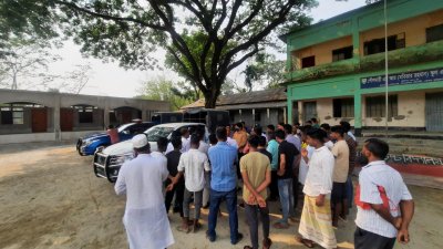 ঘটনার পর কেন্দ্রে অভিভাবক ও স্থানীয়রা