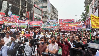 শ্রমিক লীগের সমাবেশে বিপুল নেতাকর্মী নিয়ে শোডাউন করে যুবলীগ