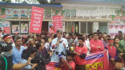 সমাবেশে বক্তৃতা করছেন জোনায়েদ সাকি
