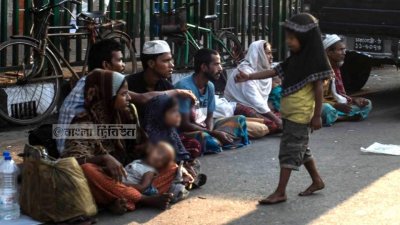 ভিক্ষাবৃত্তিতে জড়িয়ে পড়ছে পথশিশুরাও। ছবি: সাজ্জাদ হোসেন