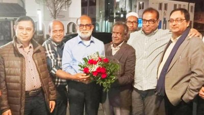 মিউনিখে পৌঁছালে সেখানে বসবাসরত প্রবাসী আওয়ামী লীগ নেতারা প্রাণিসম্পদমন্ত্রীকে ফুল দিয়ে অভ্যর্থনা জানান