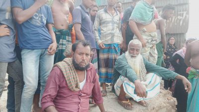 গোয়ালন্দ উপজেলায় পদ্মা নদীতে দিনদুপুরে গরু ব্যবসায়ীদের ট্রলারে ডাকাতি