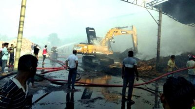 আগুন নিয়ন্ত্রণে কাজ করে ফায়ার সার্ভিসের চারটি ইউনিট