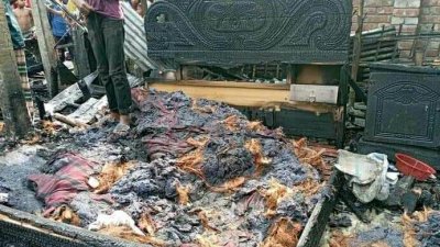 পুড়ে যাওয়া আসবাবপত্র