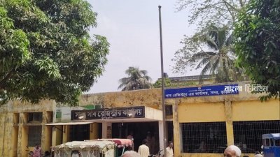 সাব-রেজিস্ট্রার অফিসের সামনে পতাকার খুঁটি ফাঁকা পড়ে আছে