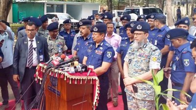 কক্সবাজার জেলা পুলিশ কার্যালয় প্রাঙ্গণে ব্রিফিং করেন আইজিপি