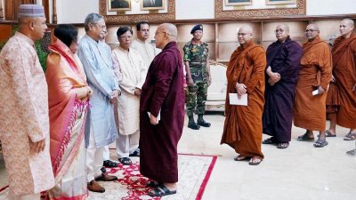 বঙ্গভবনে বুদ্ধপূর্ণিমা উপলক্ষে বৌদ্ধ সম্প্রদায়ের আমন্ত্রিত অতিথিদের সঙ্গে শুভেচ্ছা বিনিময় করেন রাষ্ট্রপতি মো. সাহাবুদ্দিন। ছবি: ফোকাস বাংলা