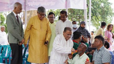 পেট্রোলবোমায় আহত ও নিহতদের স্বজনদের পানি পান করিয়ে তাদের অনশন ভঙ্গ করান আওয়ামী লীগের যুগ্ম সাধারণ সম্পাদক ড. হাছান মাহমুদ