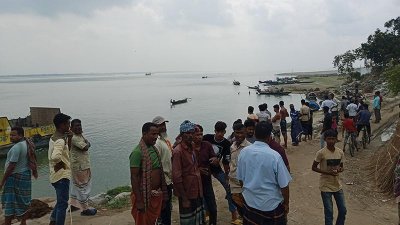 লাশ ভাসতে দেখে স্থানীয়রা পুলিশে খবর দেন