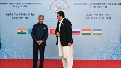 গোয়ায় পাকিস্তানের পররাষ্ট্রমন্ত্রী বিলাওয়াল ভুট্টো-জারদারিকে স্বাগত জানাচ্ছেন ভারতের পররাষ্ট্রমন্ত্রী এস জয়শঙ্কর। ছবি: এনডিটিভি