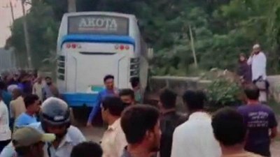 ঘটনাস্থলে মানুষের ভিড়