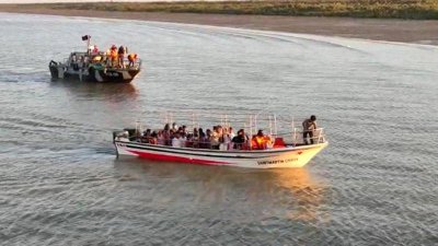 বোটে করে নাফ নদী পার হয়ে আসছেন রোহিঙ্গারা (ফাইল ছবি)