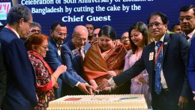 কেক কেটে কনভেনশনের আনুষ্ঠানিক শুভ উদ্বোধন করেন জাতীয় সংসদের স্পিকার ড. শিরীন শারমিন চৌধুরী