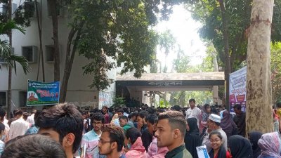 ঢাকা বিশ্ববিদ্যালয় কেন্দ্রসহ দেশের আট বিভাগীয় কেন্দ্রে পরীক্ষা অনুষ্ঠিত হচ্ছে