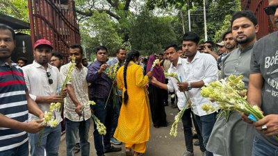 ভর্তিচ্ছুদের ফুল দিয়ে যাওয়ার পথে ছাত্রদলের ওপর ছাত্রলীগ হামলার অভিযোগ উঠেছে