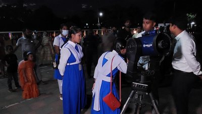 টেলিস্কোপ দিয়ে জীবনে প্রথমবার কাছ থেকে গ্রহ-নক্ষত্র দেখে উচ্ছ্বসিত শিক্ষার্থীরা