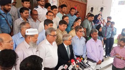 পরীক্ষাকেন্দ্র পরিদর্শন শেষে সাংবাদিকদের সঙ্গে কথা বলেন ঢাকা বিশ্ববিদ্যালয়ের উপাচার্য অধ্যাপক ড. মো. আখতারুজ্জামান