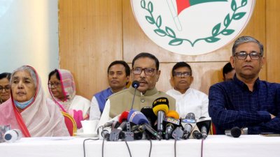বঙ্গবন্ধু এভিনিউয়ে কেন্দ্রীয় কার্যালয়ে আওয়ামী লীগ ও সহযোগী সংগঠনের নেতৃবৃন্দের সঙ্গে যৌথসভায় দলের নেতারা (ছবি: ফোকাস বাংলা)