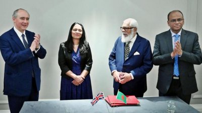 অনুষ্ঠানে প্রধানমন্ত্রীর বেসরকারি শিল্প ‍ও বিনিয়োগ উপদেষ্টা সালমান এফ রহমান (ডান থেকে দ্বিতীয়)  এবং যুক্তরাজ্যের বিনিয়োগমন্ত্রী লর্ড ডমিনিক জনসন (বাঁয়ে) ও অন্যরা