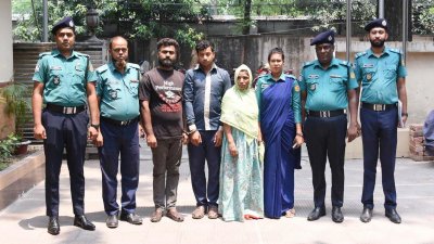 পুলিশের হাতে গ্রেফতার চক্রের গ্রেফতারকৃত তিন সদস্য, ছবি: সংগৃহীত
