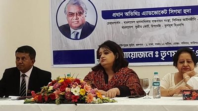 অনুষ্ঠানে নাজমুল হুদার কন্যা অন্তরা সেলিমা হুদা (মাঝে)