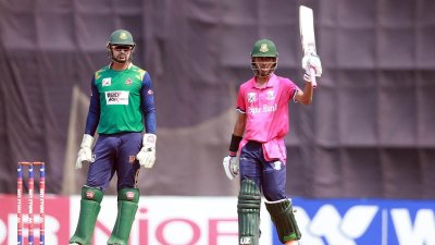 হাফসেঞ্চুরির পর সেঞ্চুরির পথে ছিলেন নাবিল।
