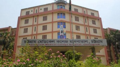 চট্টগ্রাম মেডিক্যাল কলেজ হাসপাতালে নিলে তাদের মৃত ঘোষণা করেন চিকিৎসক