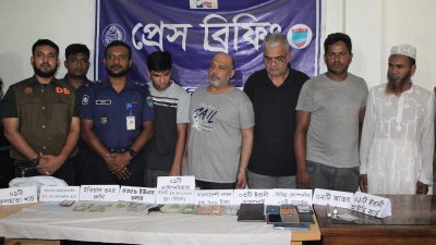 তাদের কাছ থেকে ডলারসহ বিভিন্ন দেশের মুদ্রা উদ্ধার