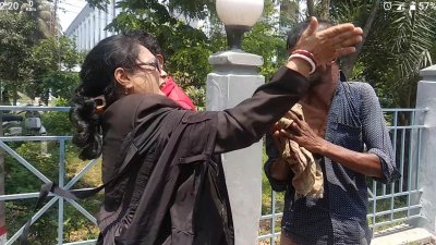 যশোরে প্রকাশ্যে এক রিকশাচালককে মারধর করেছেন আরতি রানী ঘোষ নামের এক আইনজীবী