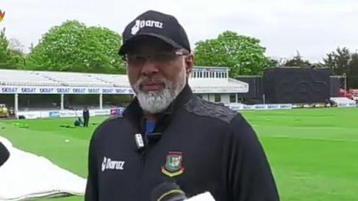 সাংবাদিকদের সাথে কথা বলেন হাথুরুসিংহে