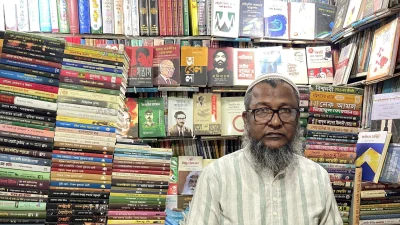 কমলাপুর রেলওয়ে স্টেশনে ‘ক্যামলট বুক স্টলের’ মালিক মো. হান্নান খান মুকুল
